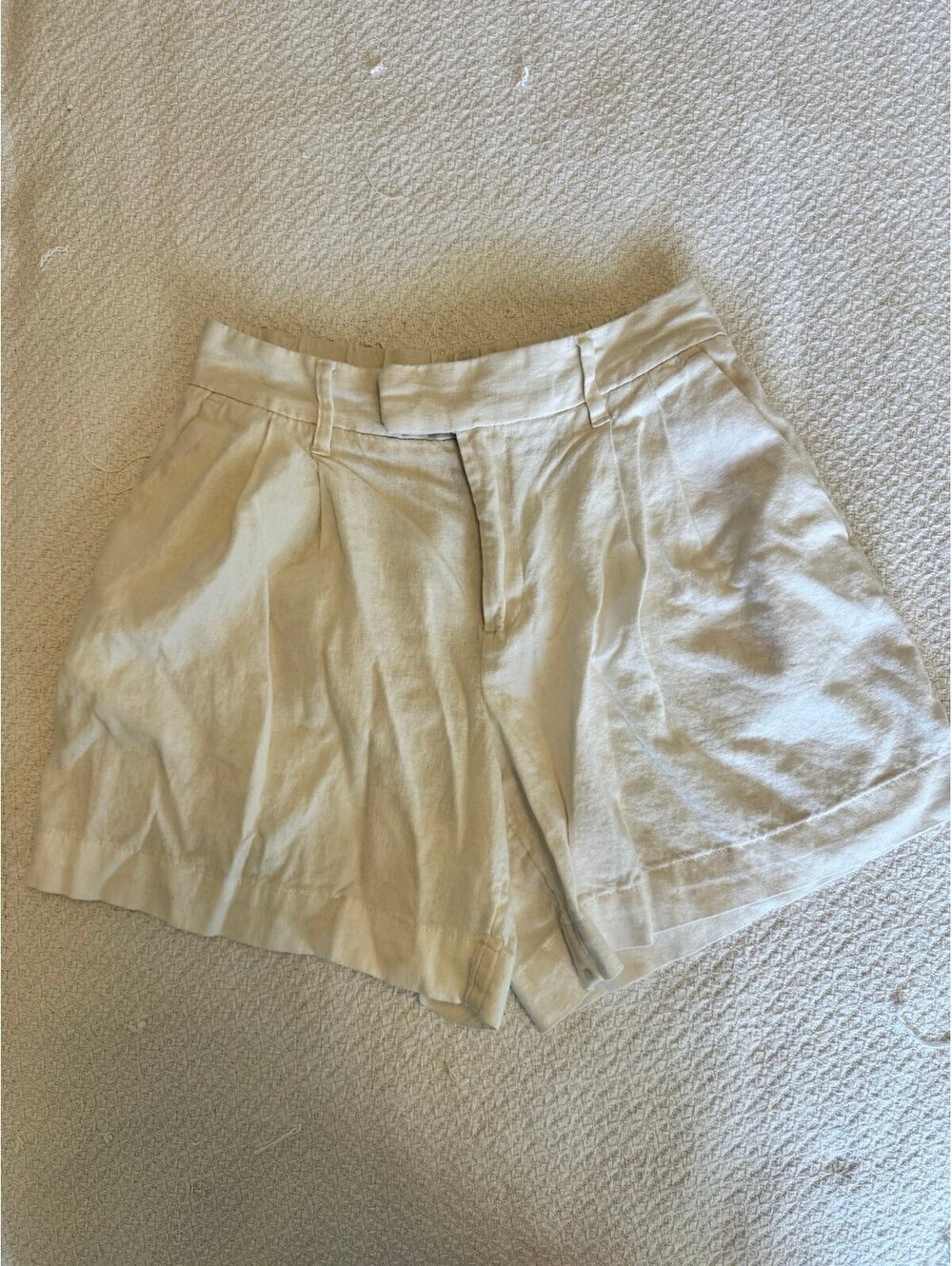 Small a new day linen shorts